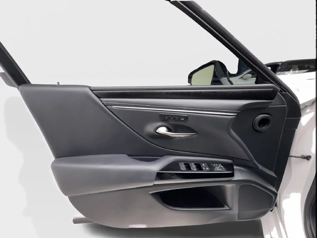 Lexus ES photo 26