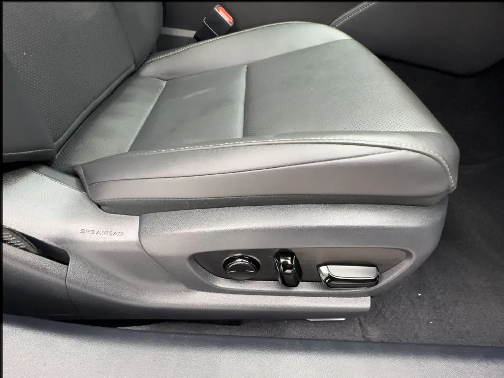 Lexus ES photo 35