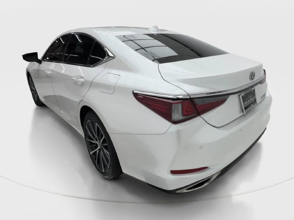 Lexus ES photo 11