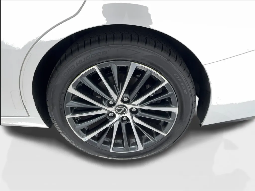 Lexus ES photo 14