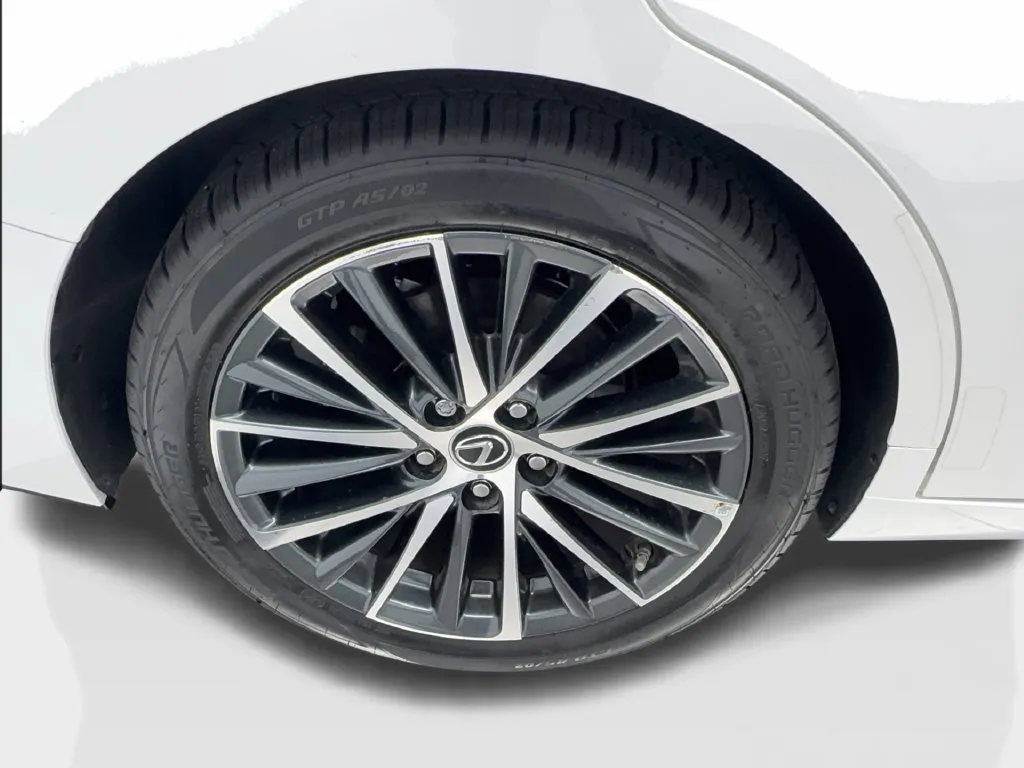 Lexus ES photo 18