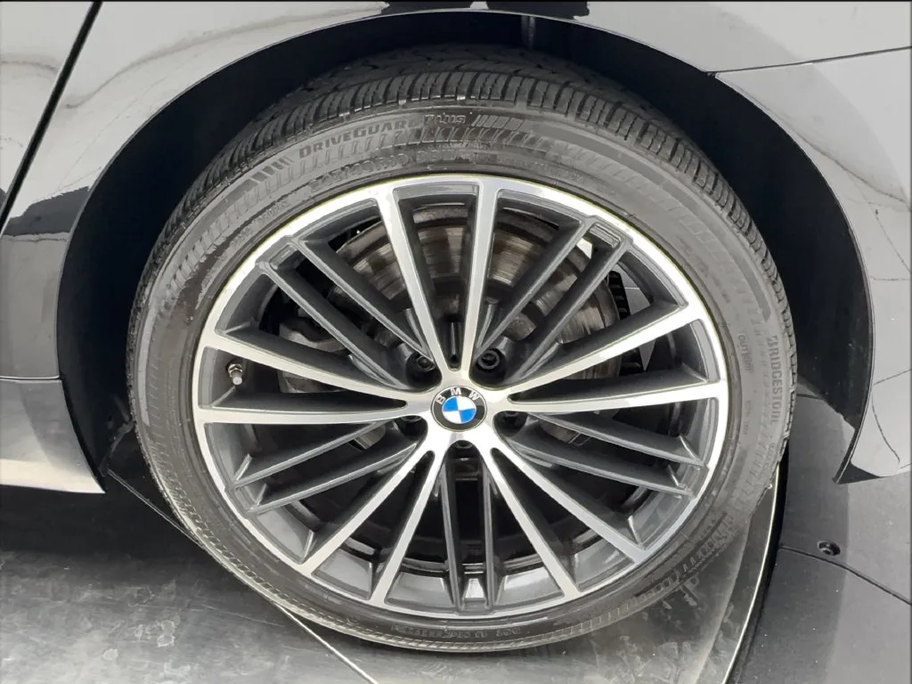 BMW 5 Series photo 14