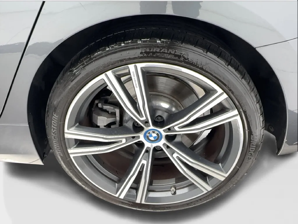 BMW 3 Series photo 14