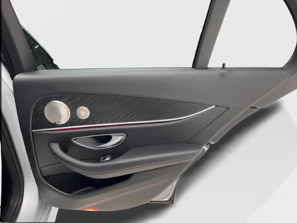 Mercedes-Benz E-Class photo 32
