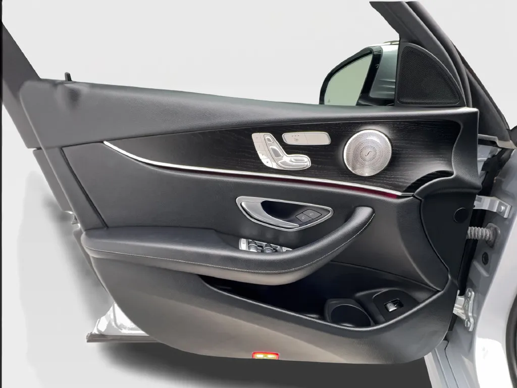 Mercedes-Benz E-Class photo 25