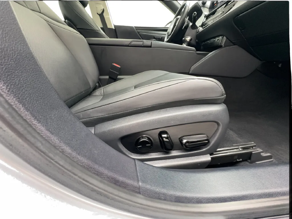 Lexus ES photo 35