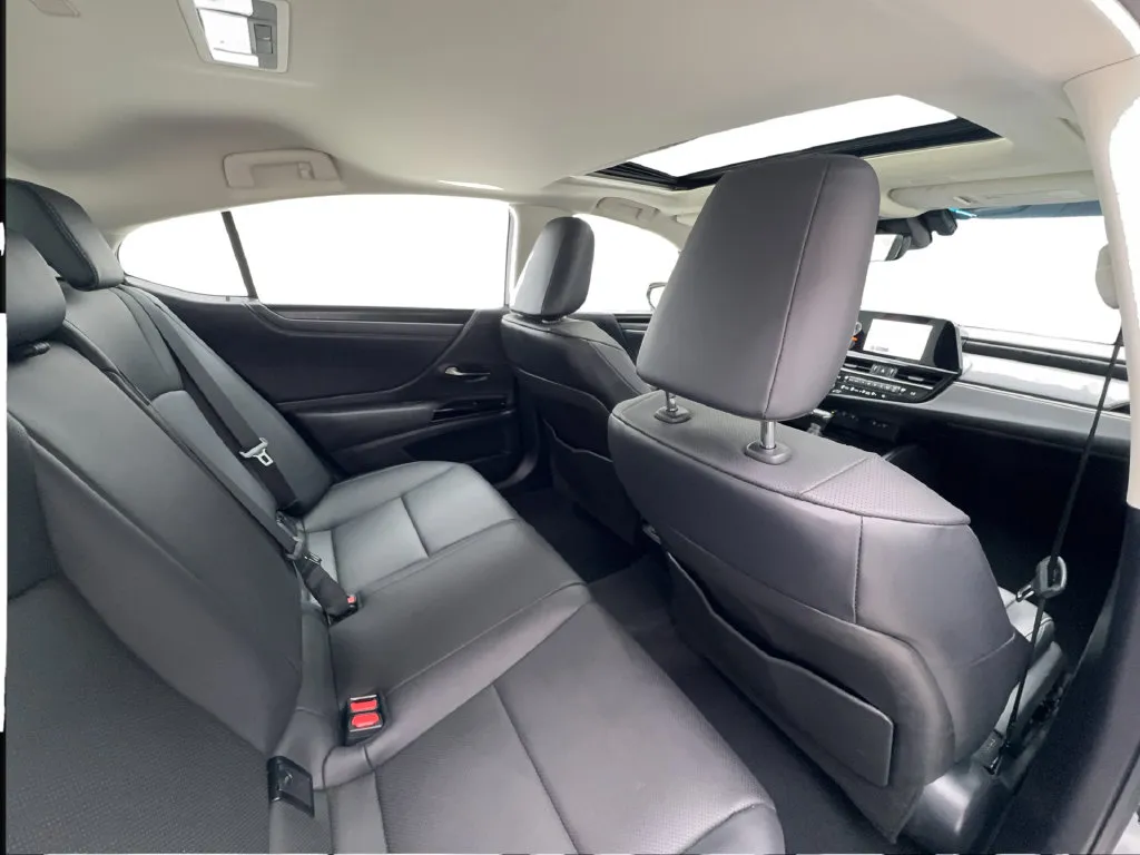 Lexus ES photo 30