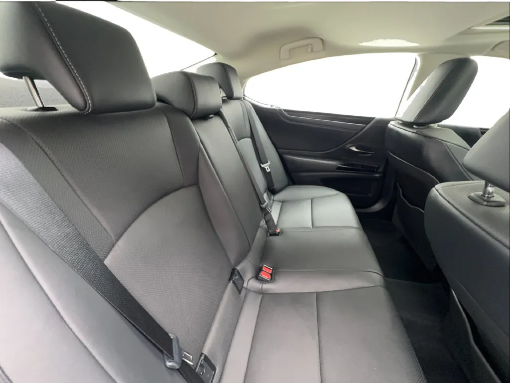 Lexus ES photo 29