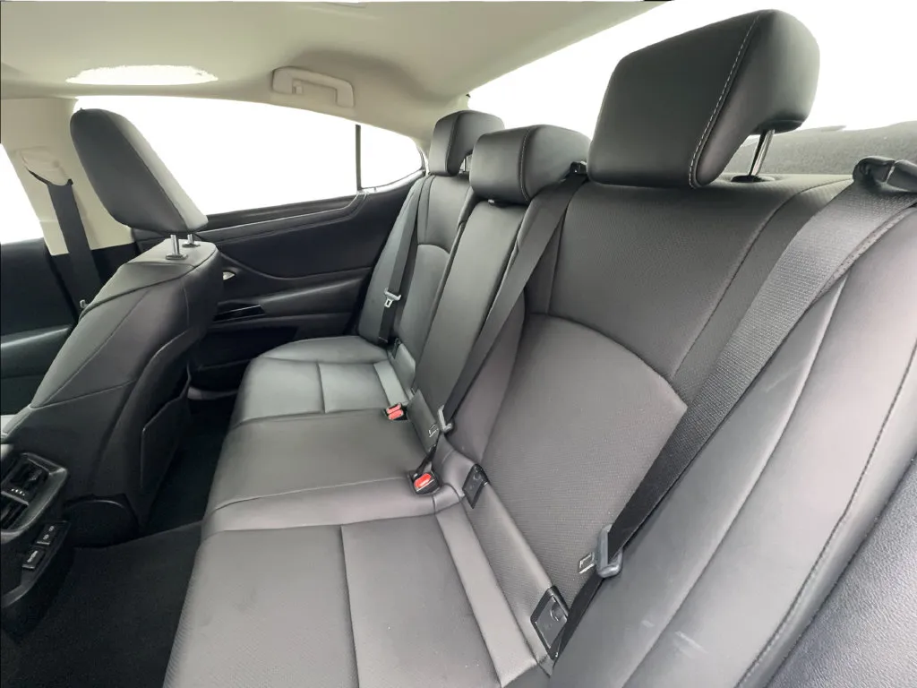Lexus ES photo 26