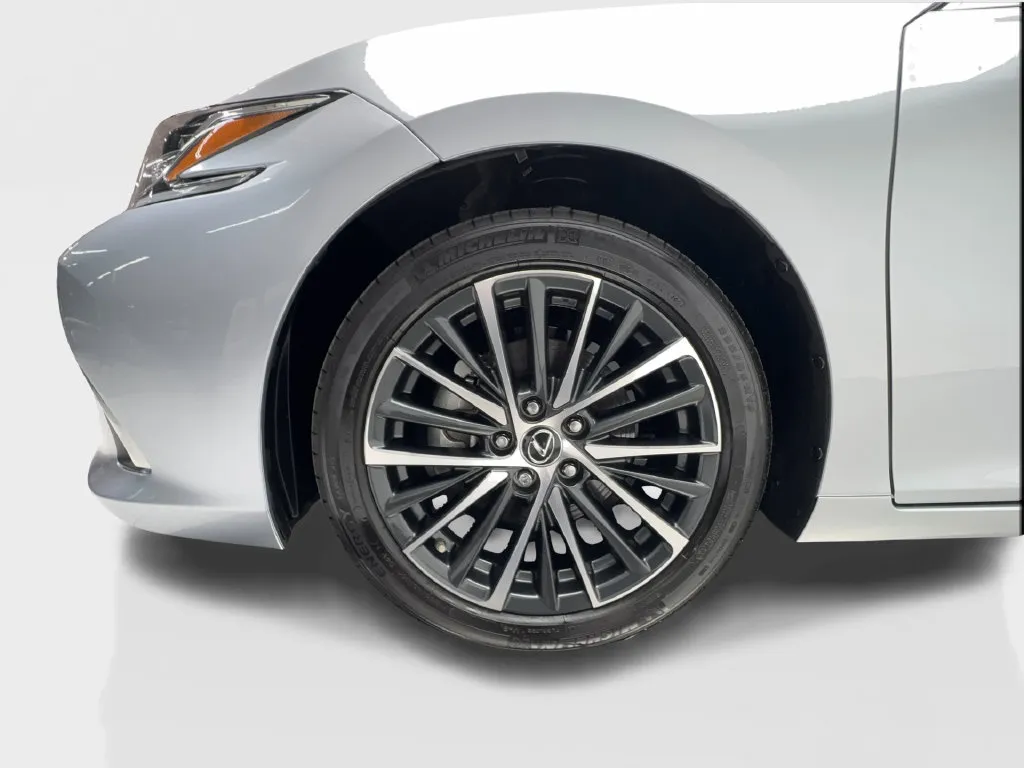 Lexus ES photo 12