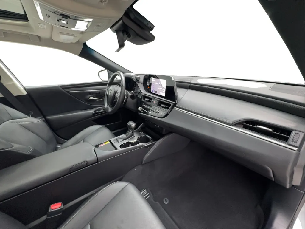 Lexus ES photo 34