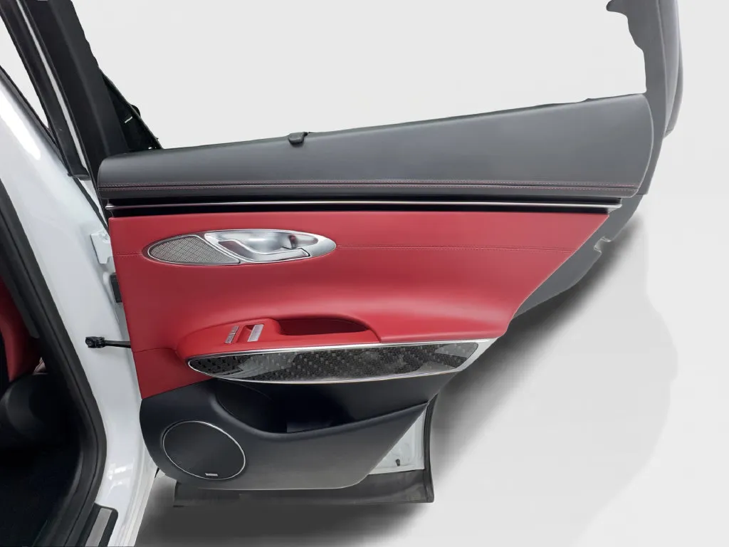 Genesis GV70 photo 32
