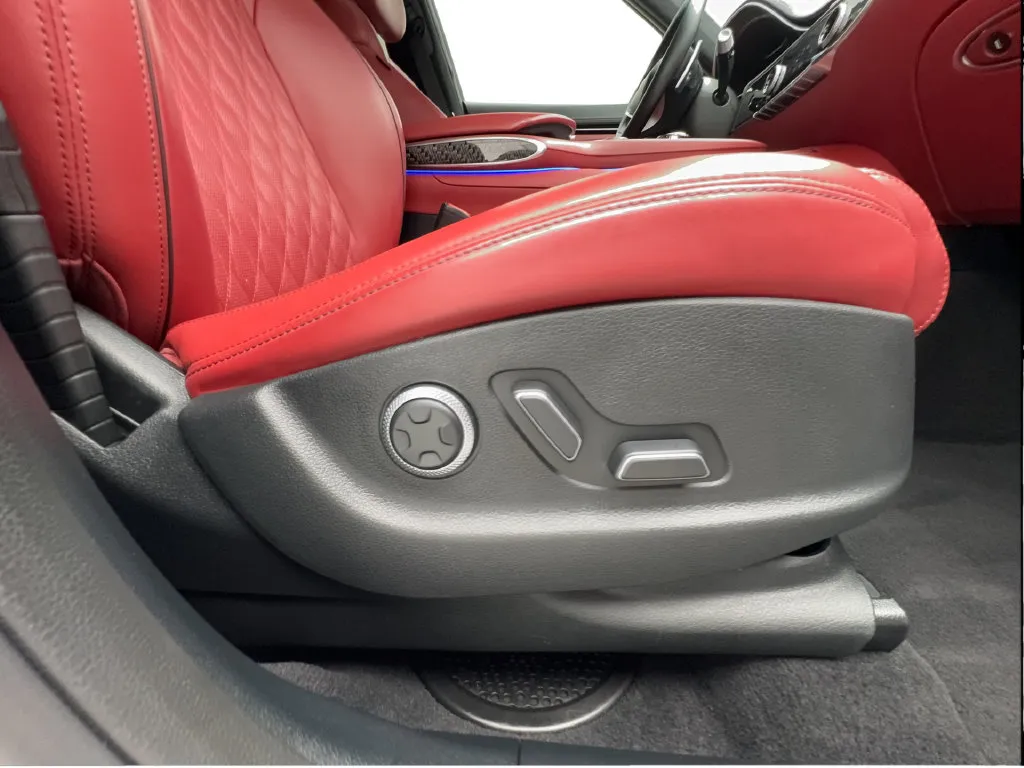Genesis GV70 photo 35