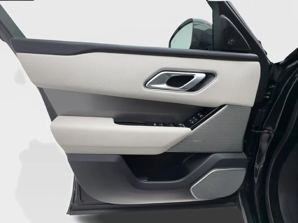 Land Rover Range Rover Velar photo 26