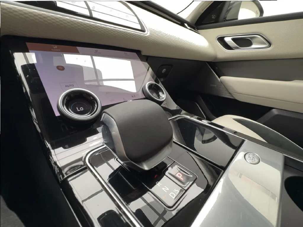 Land Rover Range Rover Velar photo 52