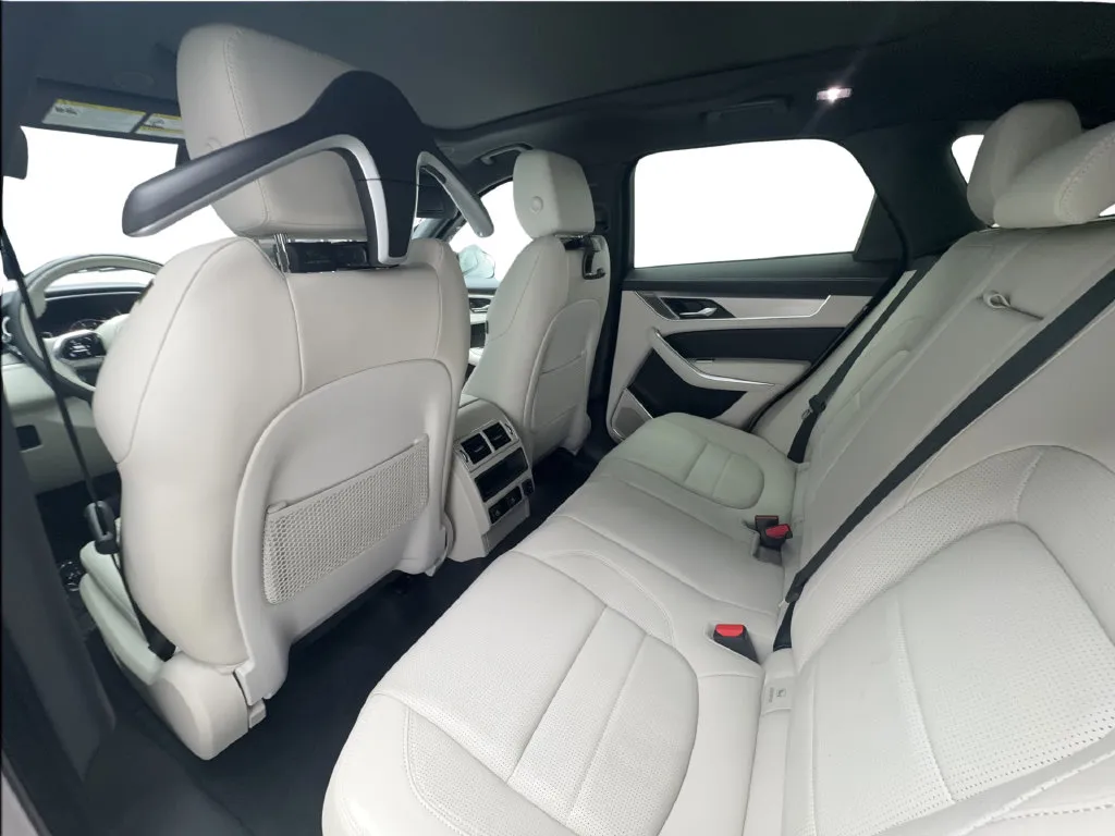 Jaguar F-PACE photo 22