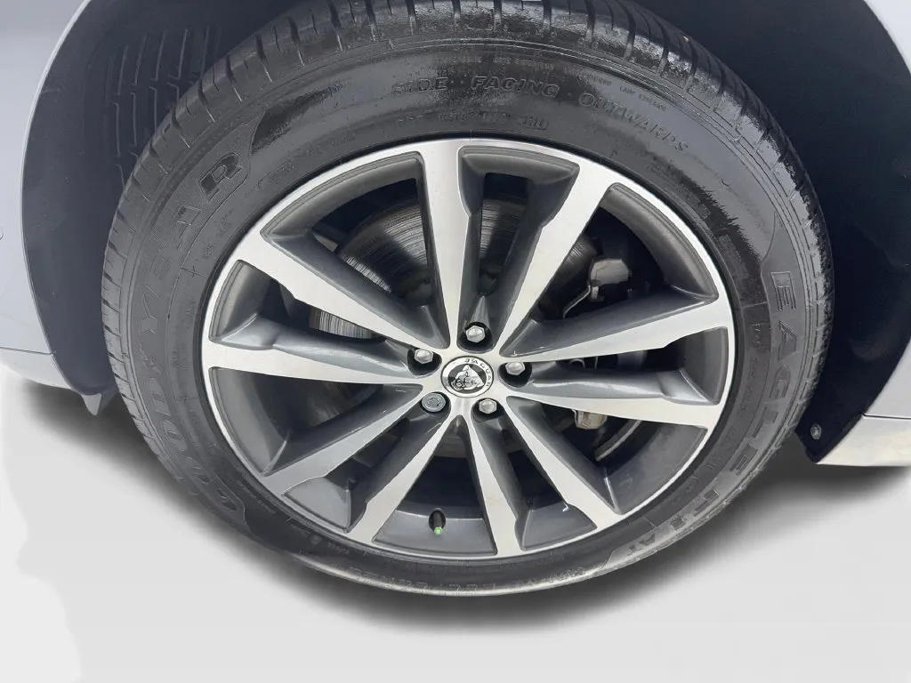Jaguar F-PACE photo 12