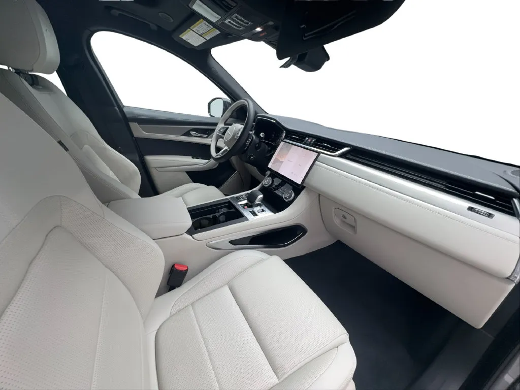 Jaguar F-PACE photo 29