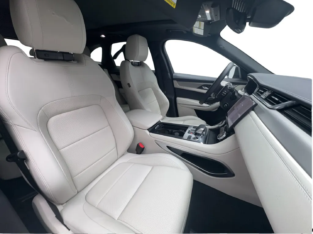 Jaguar F-PACE photo 30