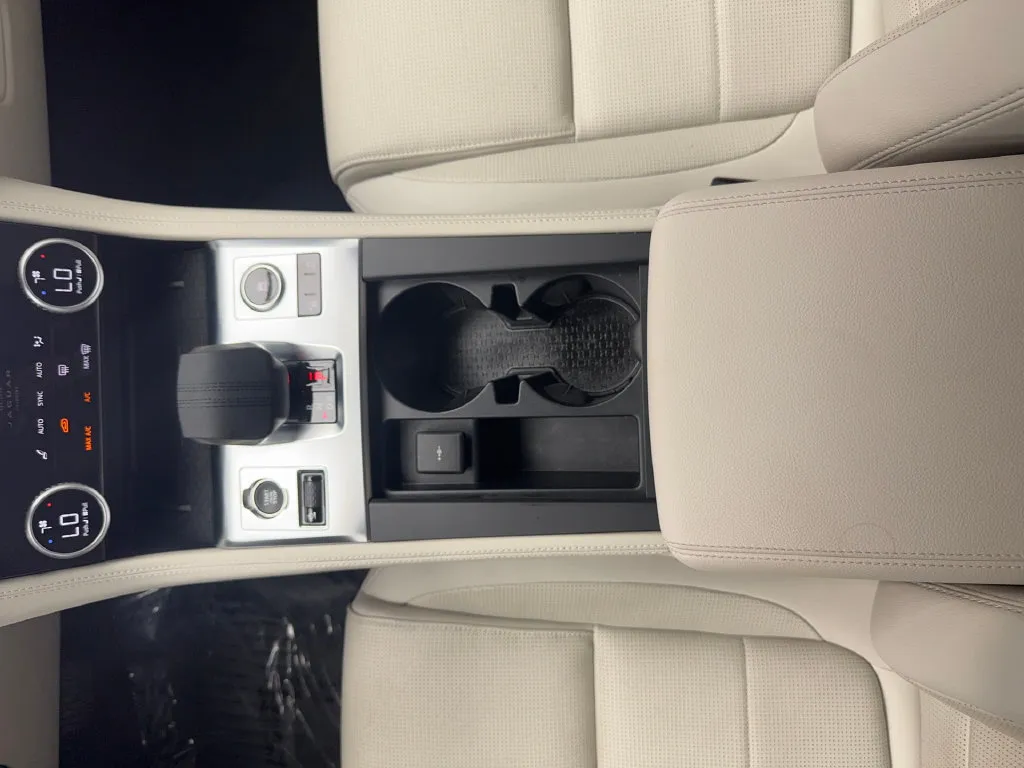 Jaguar F-PACE photo 37