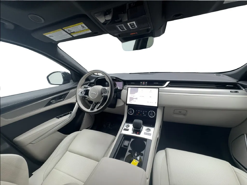 Jaguar F-PACE photo 35
