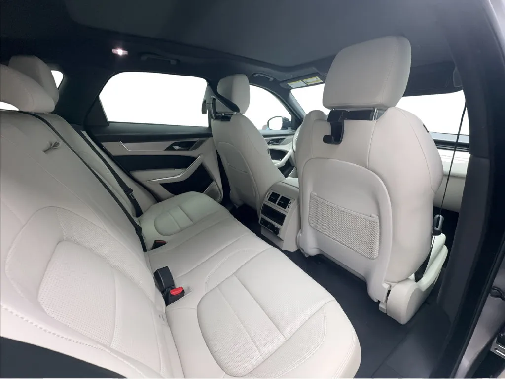 Jaguar F-PACE photo 26