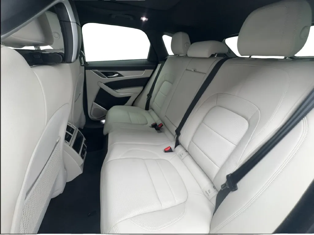 Jaguar F-PACE photo 23