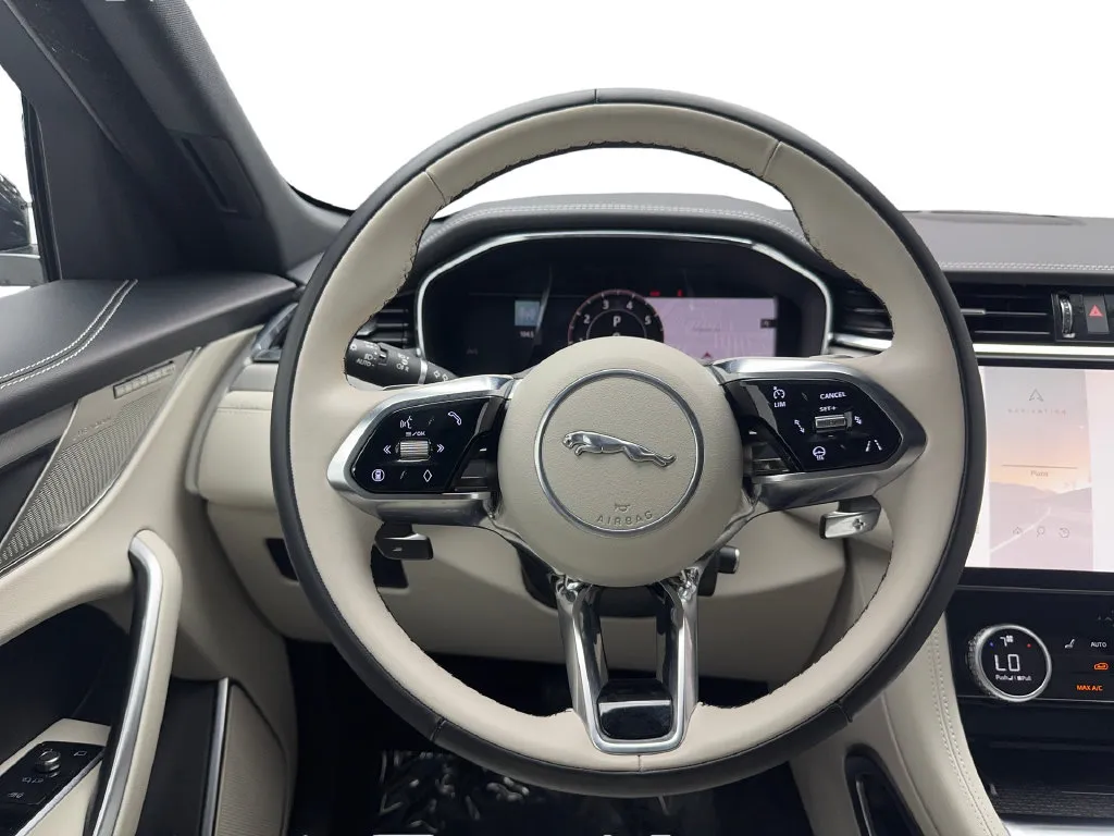 Jaguar F-PACE photo 36