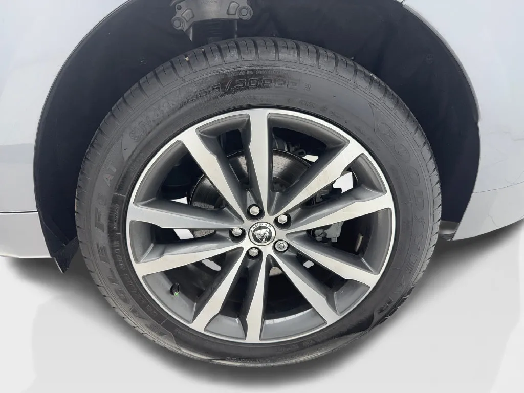 Jaguar F-PACE photo 11