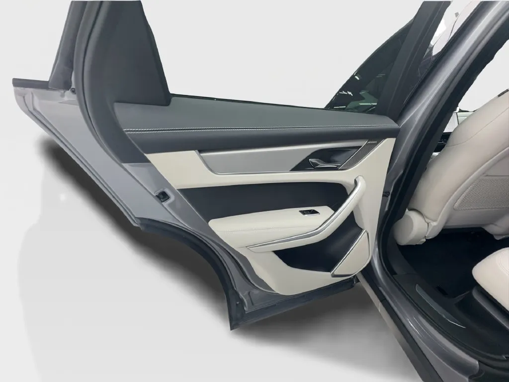Jaguar F-PACE photo 25
