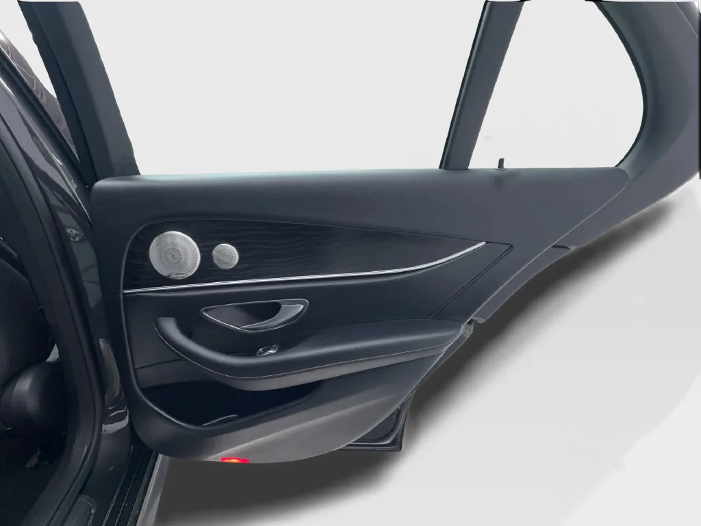 Mercedes-Benz E-Class photo 29