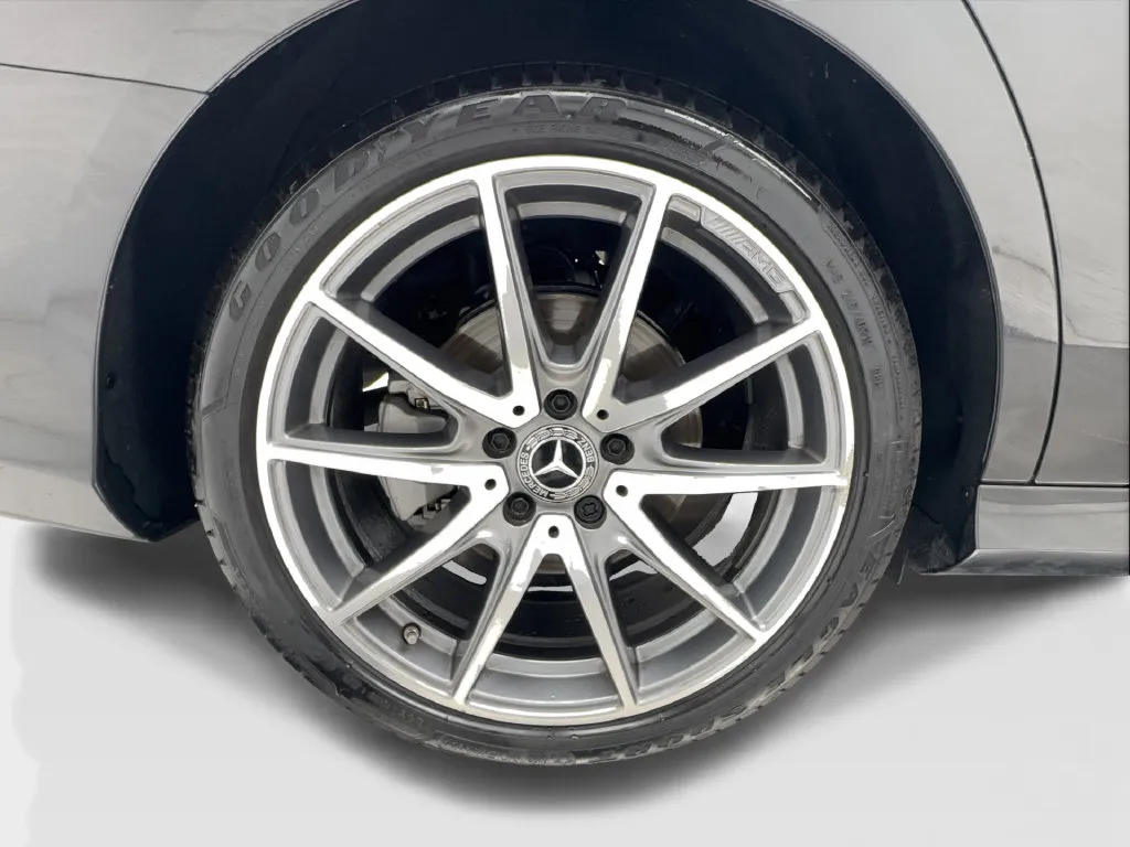 Mercedes-Benz E-Class photo 16