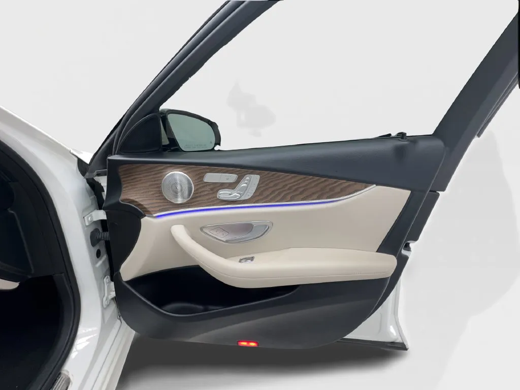 Mercedes-Benz E-Class photo 32