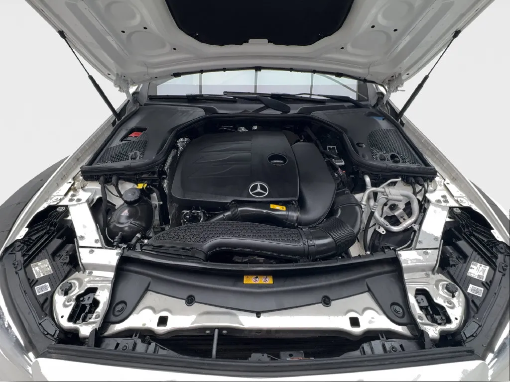 Mercedes-Benz E-Class photo 19
