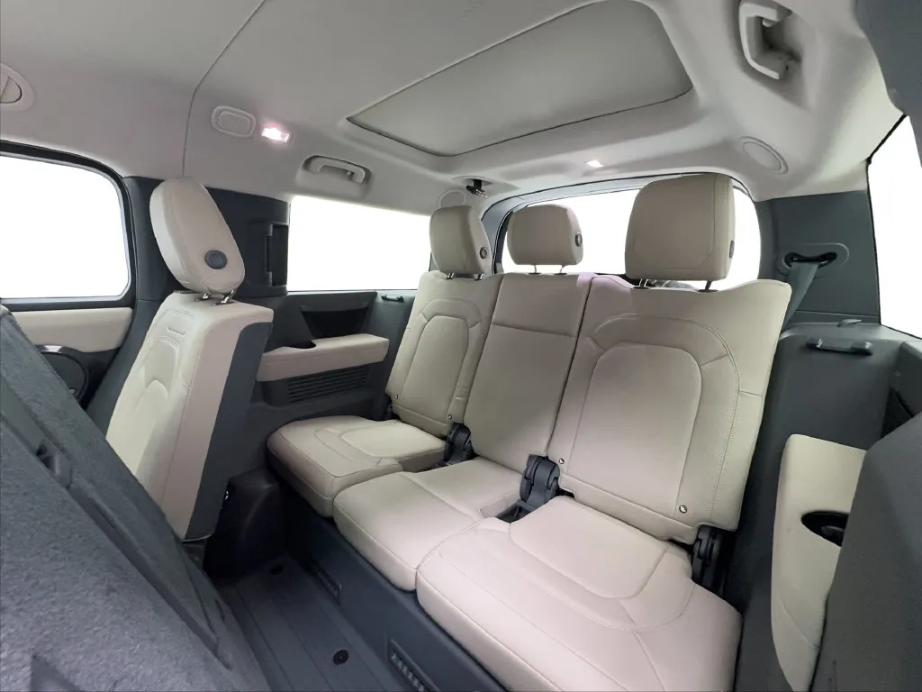 Land Rover Defender photo 29