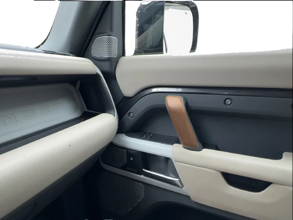 Land Rover Defender photo 52