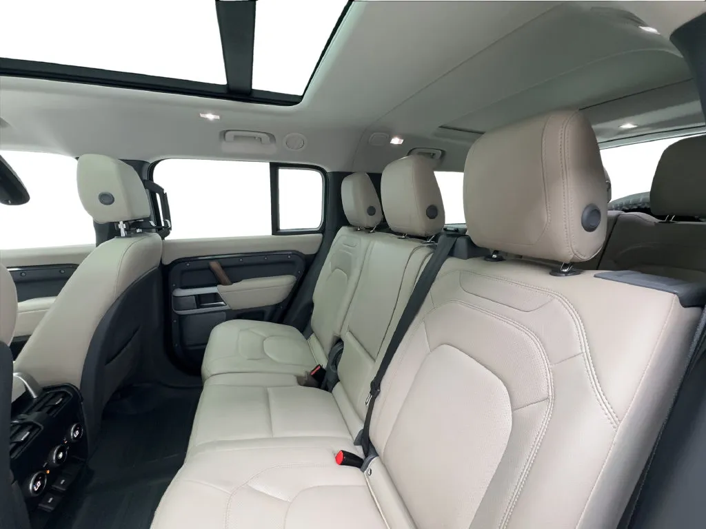Land Rover Defender photo 28
