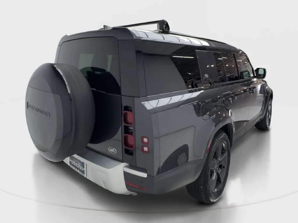 Land Rover Defender photo 8