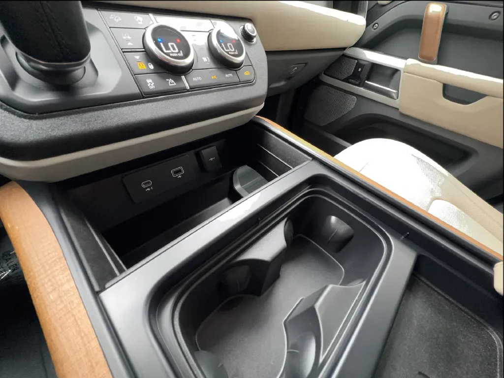 Land Rover Defender photo 54