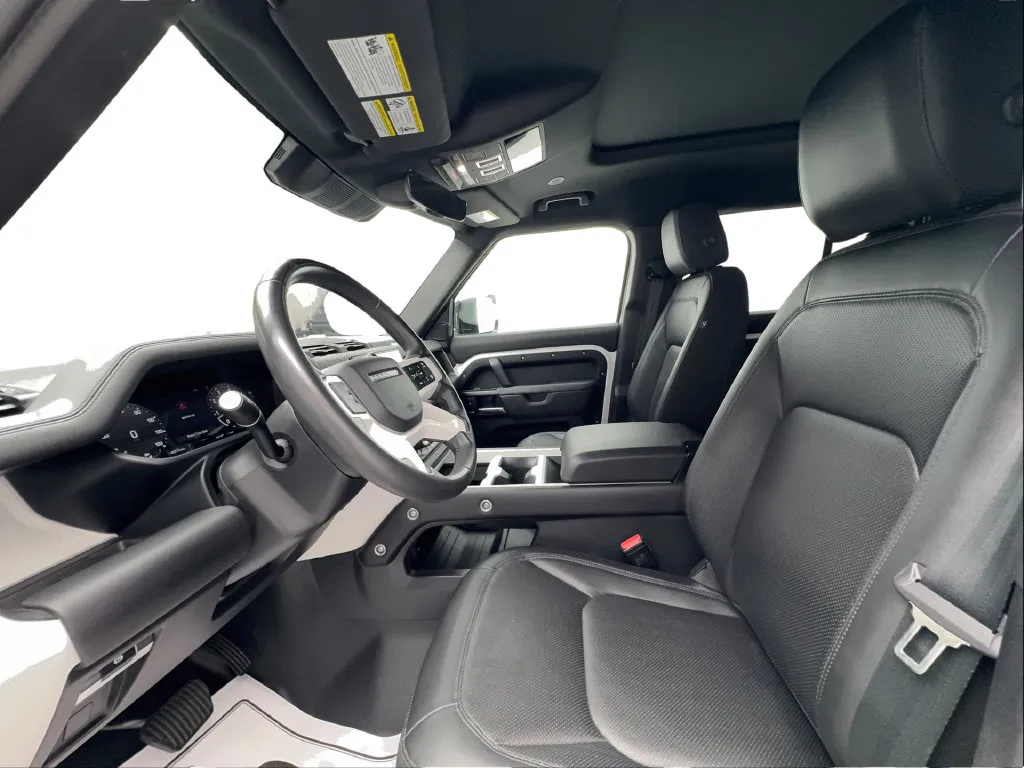 Land Rover Defender photo 21