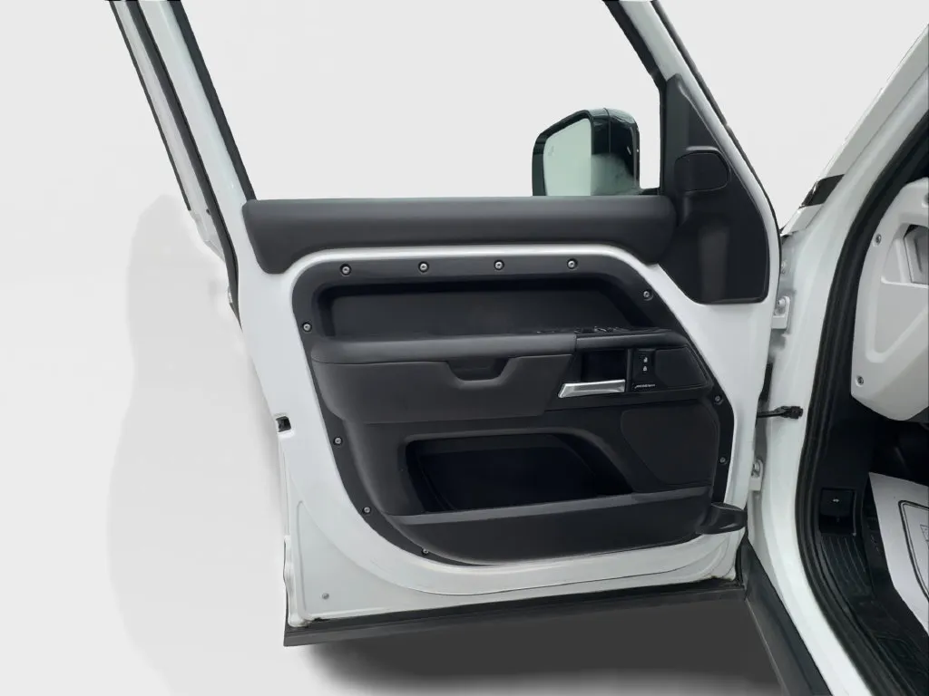 Land Rover Defender photo 25
