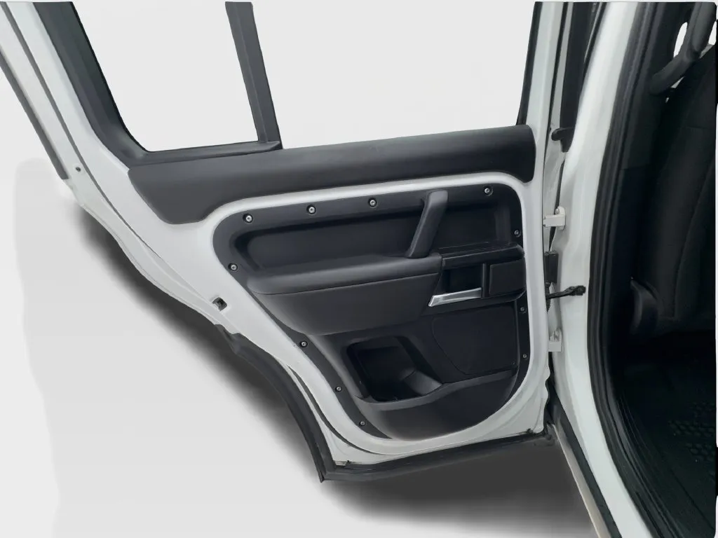 Land Rover Defender photo 28
