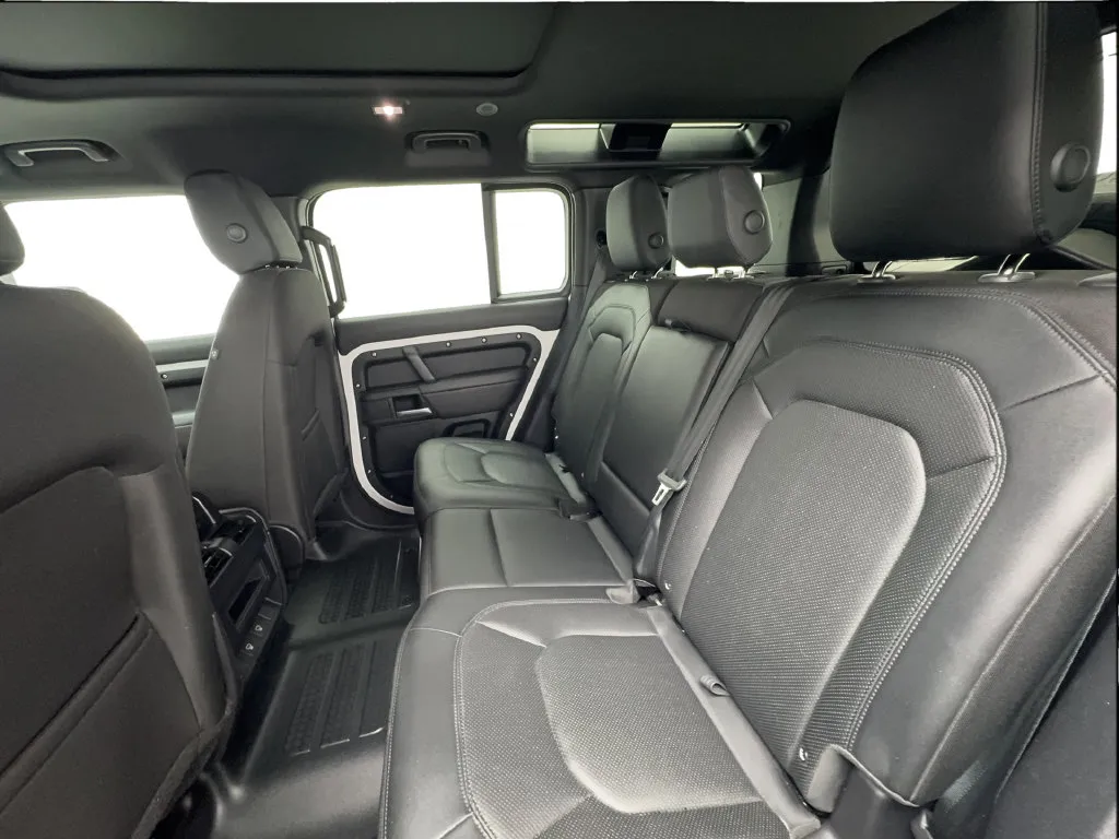 Land Rover Defender photo 26