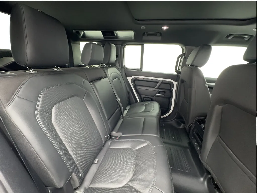 Land Rover Defender photo 29
