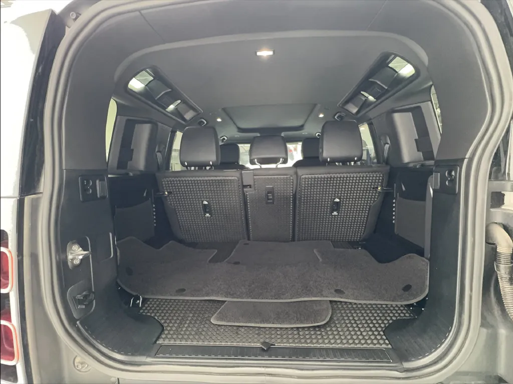 Land Rover Defender photo 18