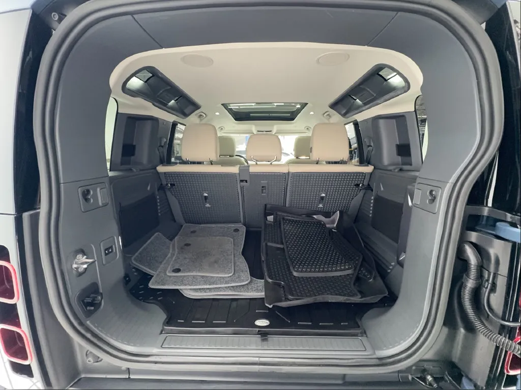 Land Rover Defender photo 19