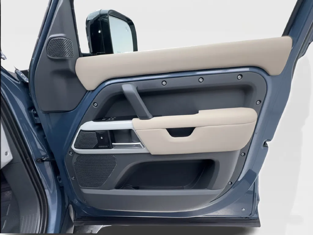 Land Rover Defender photo 37