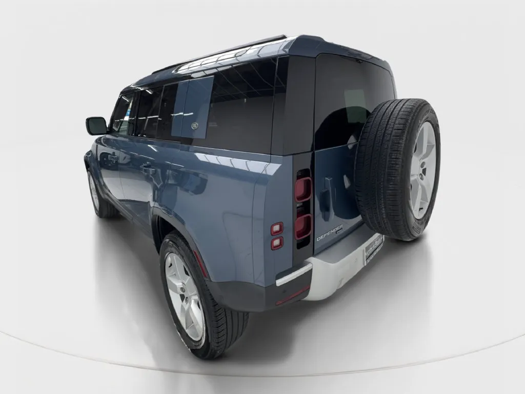 Land Rover Defender photo 11