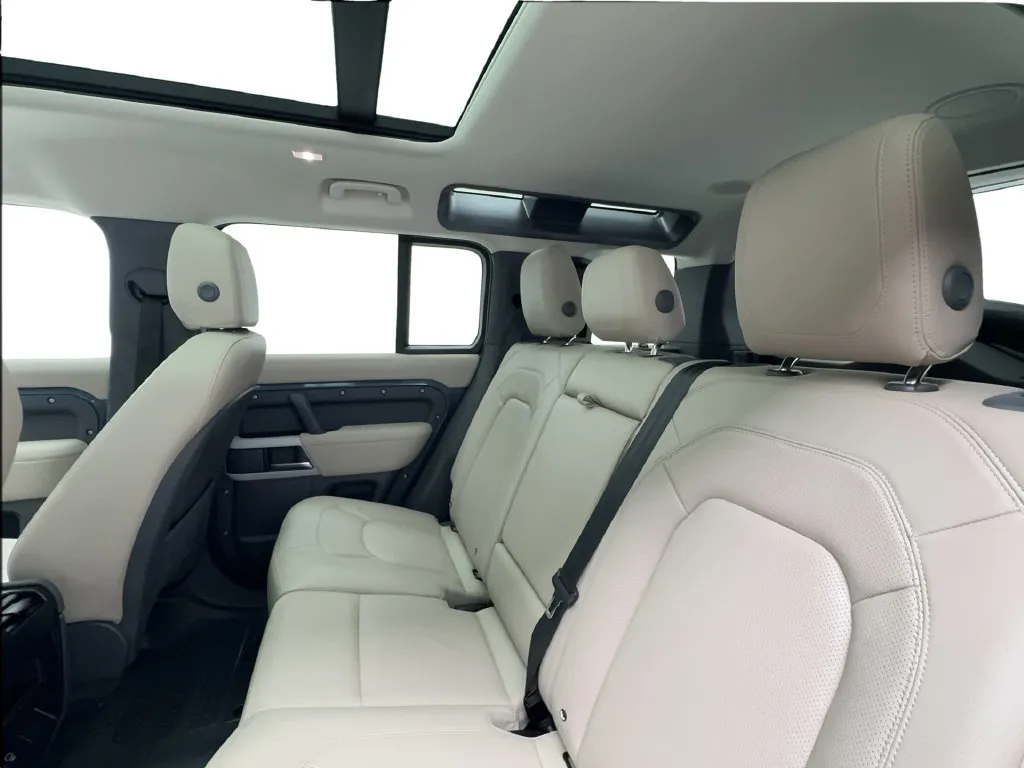 Land Rover Defender photo 28