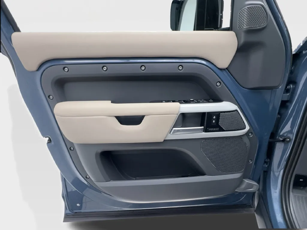 Land Rover Defender photo 26